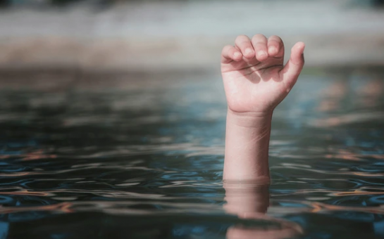 МЧС предупреждает: не отпускайте детей одних к водоемам