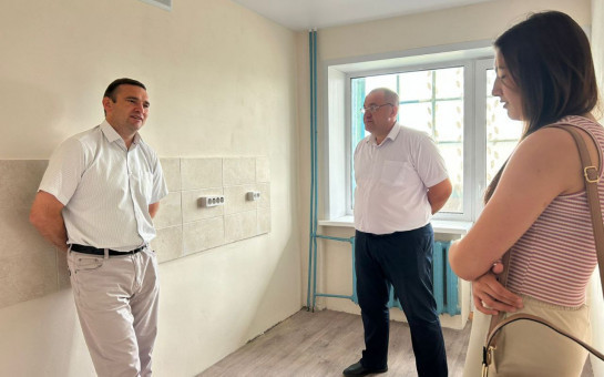  Вячеслав Горшков проконтролировал ход капитального ремонта жилого помещения для педагога в с. Мышланка