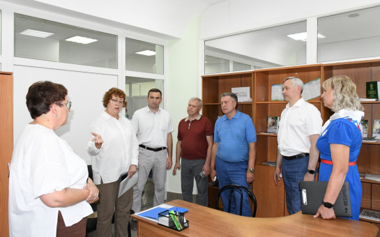 Губернатор региона Андрей Травников и Председатель Законодательного Собрания Новосибирской области Андрей Шимкив посетили «Мой социальный центр» в р.п. Сузун
