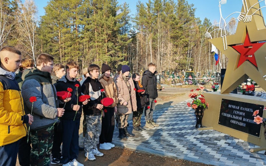 В день памяти воинов, погибших на полях сражений, прошло торжественное возложение цветов на аллее славы участников СВО
